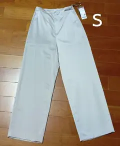 UNIQLO サテンリラックスストレートパンツ Sサイズ Gray