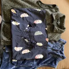 ネイビー葉っぱ模様トップスとグレーのフリースベスト