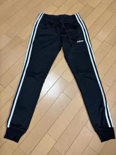 adidas 黒 ジャージパンツ サイドストライプ