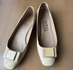 Salvatore Ferragamo エナメル パンプス ベージュ 9Ｄのサムネイル