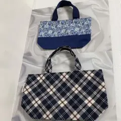 ネイビー系の花柄とチェック柄の手提げバッグ2点セットです