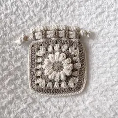 【ハンドメイド】編み物☆お花モチーフ巾着ポーチmini☆ベージュ×オフホワイト