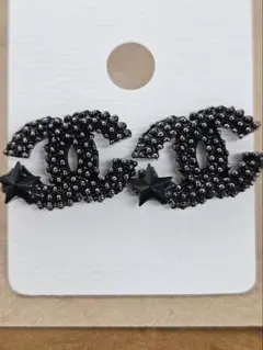 CHANELブラックロゴスタッドピアス