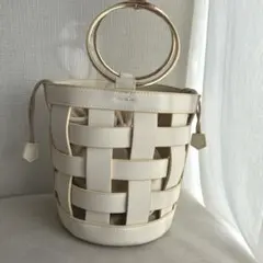 【美品】ホワイトハンドバッグ 上品 ゴールド金具 パーティ お洒落 可愛い