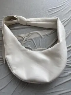 チャールズアンドキース　ホワイト　ショルダーバッグ