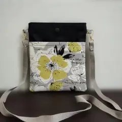 お花と英字　少しゆったりハンドメイドのスマホショルダーバッグ　サコッシュ　マチ無