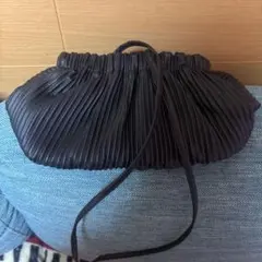 黒 プリーツ クラッチバッグ