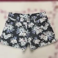 ローリーズファーム　花柄ショートパンツ