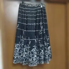 落ち着きの有る　花柄ジャガード フレアスカート