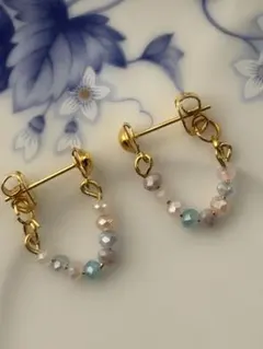 小さなカラフル水晶のフープ型ピアス　ハンドメイド