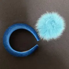 青いベルベットヘアバンドとファー飾り