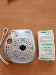 Fujifilm instax mini チェキ （フイルムは古いのでおまけ）