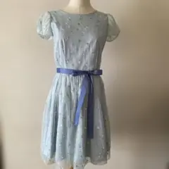 ユニバーバルミューズ水色 刺繍入り 半袖ワンピース