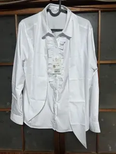 フリル付きホワイトストライプ長袖シャツ