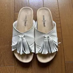 MINNETONKA フリンジ付きホワイトサンダルのサムネイル