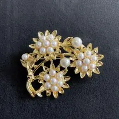 【10】パールのフラワーブローチ　ゴールドカラー　レトロ　ヴィンテージ