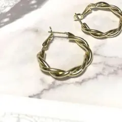 67 ピアス　ゴールド　フープピアス　リングピアス　ツイスト　金色　大きめ　大人