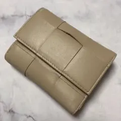 【新品】おしゃれな三つ折り財布　羊革イントレチャート　ベージュ　アプリコット色