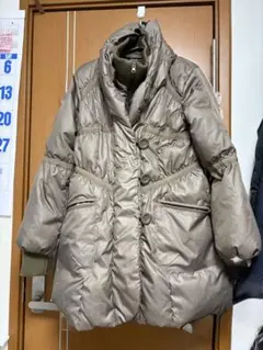 カーキ系ダウンコートボタン付き