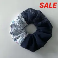 ハンドメイド ♡シュシュ フリル 青紺に白と水色の花の刺しゅう入 