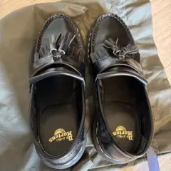 フリンジ付き黒ローファー