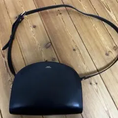 A.P.C. ハーフムーンショルダーバッグ