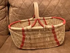 天然素材のバスケット 赤いアクセントかご