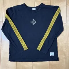 黒い長袖Tシャツ 袖のロゴがかっこいい‼︎