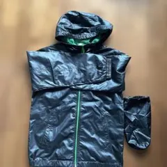 黒色フード付きジャンパー