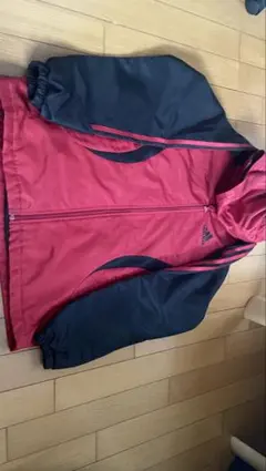 adidas フード付きウィンドブレーカー 赤黒