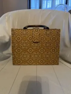 金色装飾パターン ハンドバッグ　たっぷり入っておしゃれです。