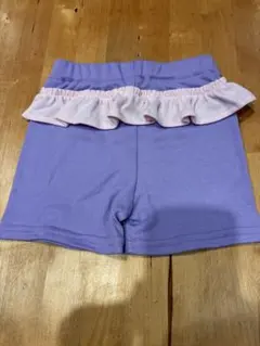 フリル付き紫色ショートパンツ
