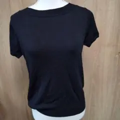 黒のクルーネックTシャツのサムネイル
