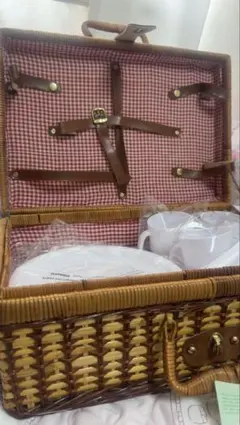 ピクニック　バスケット 4人用　革ハンドル　　金具付き 食器セット　おしゃれ