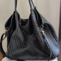 編み込みレザー ブラック ショルダーバッグ　大きめ　旅行バッグ　高見え