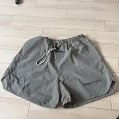 ESSENTIALS ショートパンツ Sサイズ カーキ色のサムネイル