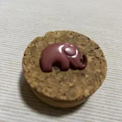 象デザインの赤紫色ブローチ