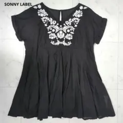 サニーレーベル/エンブロイダリー黒トップス/柔らかコットン/フレア