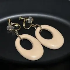 ベージュ オーバル型イヤリング
