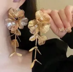 【ブライダルピアス】花モチーフ ゴールドピアス