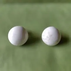 ホワイト球形クリップ式イヤリング