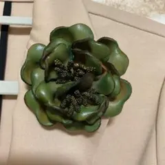 ⭐*️様 緑色の花デザインブローチ　合成皮革製
