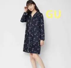 GU ネイビー チェリー柄 パジャマ　シャツワンピタイプ　サテン素材のサムネイル