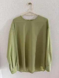 【B.CSTOCK】バックボタン付きカラーシャツブラウス