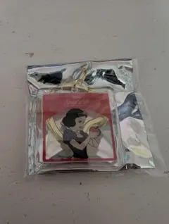 ディズニーストア シークレットキーチェーン 白雪姫