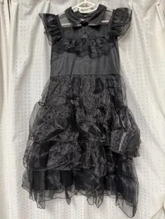 黒いフリルティアードドレス