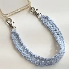 スマホハンドストラップ 手首ストラップ チャーム 水色／ハンドメイド編み物