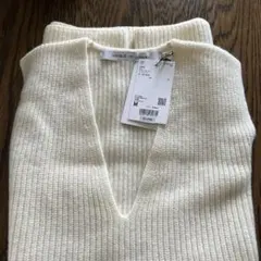 UNIQLO ラムVネックセーターノースリーブ　M　オフホワイト
