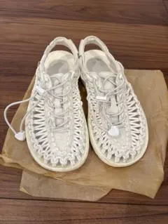 keen UNEEK ホワイトサンダル