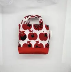 ミニチュアバッグ　リンゴデザインの巾着型小物入れ　おやつ入れ　プチギフト　巾着袋